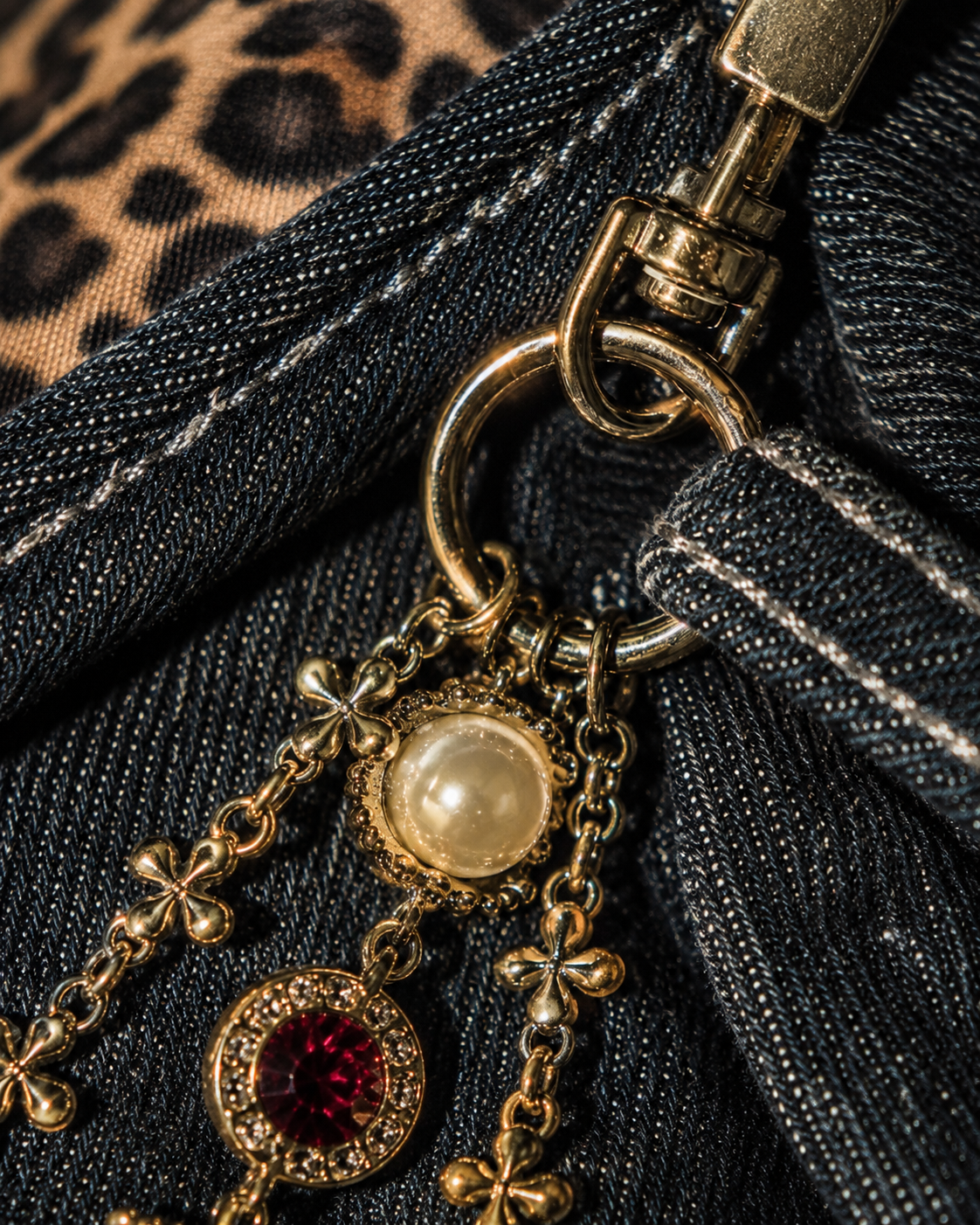 Macro detail of ADRN 02 Circle Gold zinc-alloy chain, faux pearl and decorative stone elements
